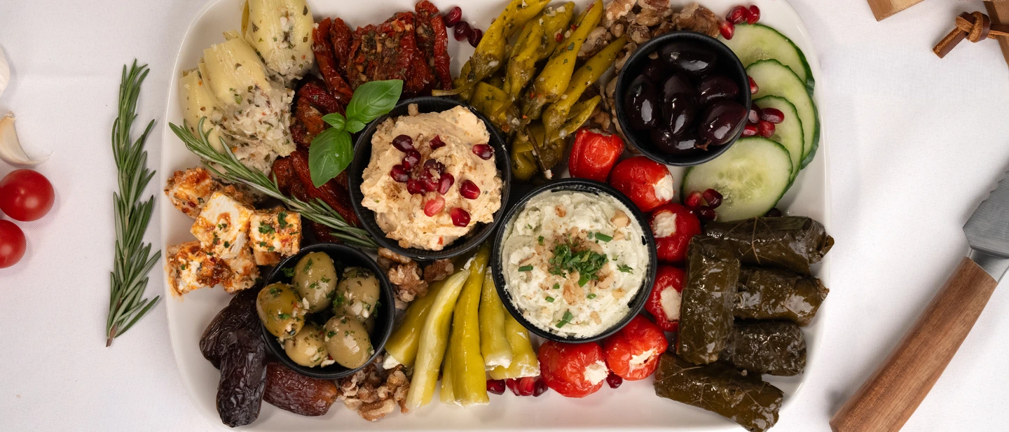Auswahl mit Oliven, Aufstrichen, gefüllten Spezialitäten und Feta