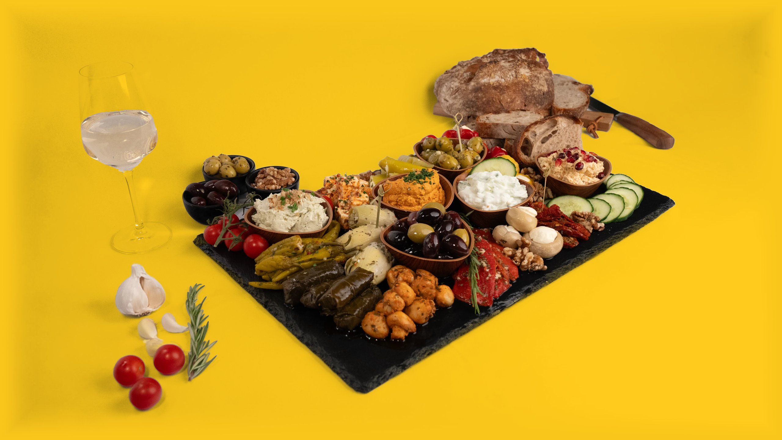 KIAN-Feinkost mit Oliven, Aufstrichen, Antipasti und Brot auf einer großen Platte