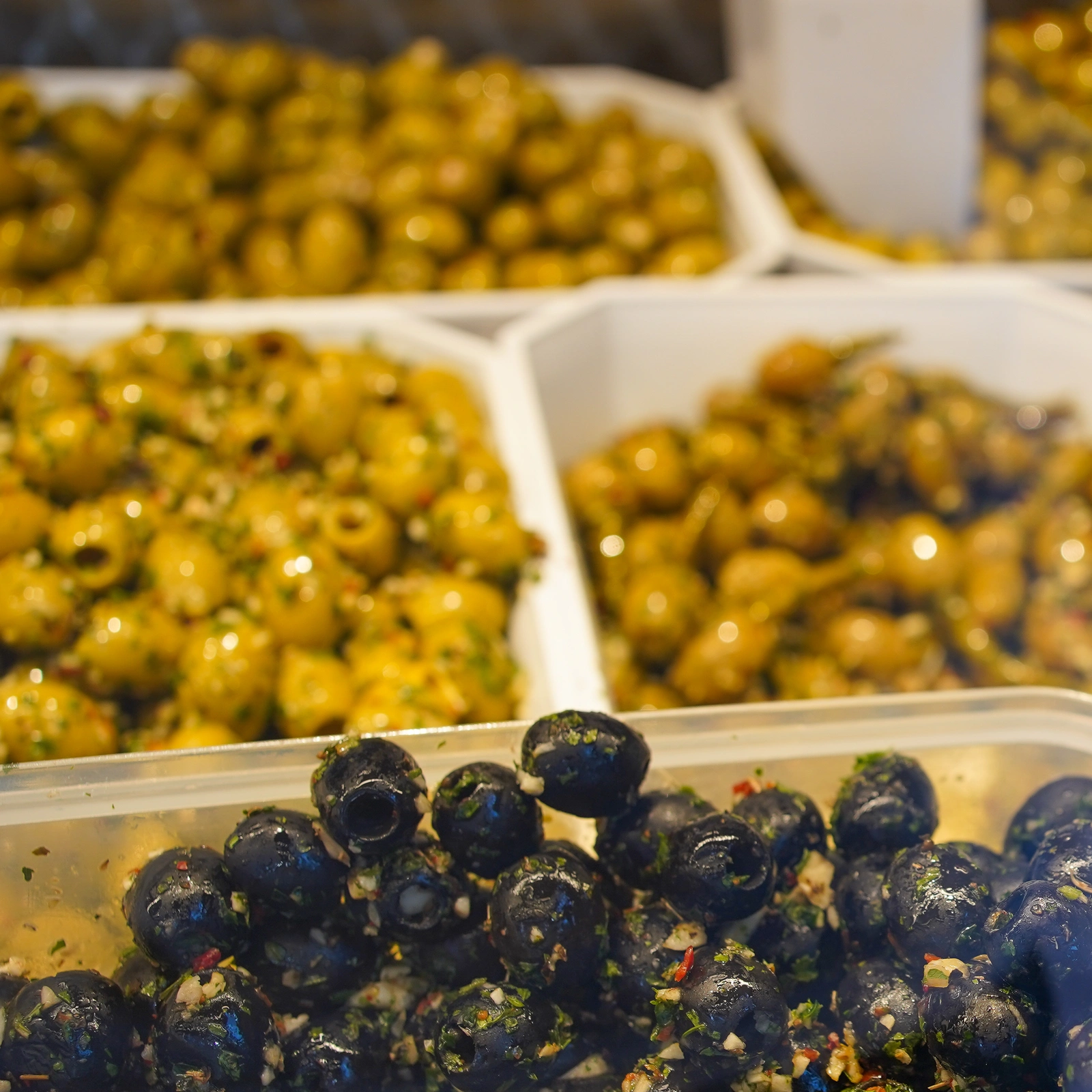 Marinierte Oliven in der Markttheke