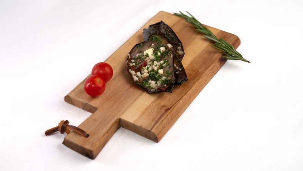 Gegrillte Aubergine auf einem Holzbrett