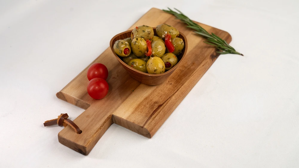 Grüne Oliven mit Paprika – Auf dem Brett