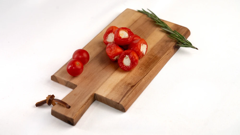 Papadeu mit Frischkäse auf einem Holzbrett